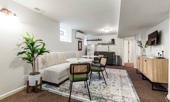 Evanston Apartment | Garden Retreat: NU/Central St