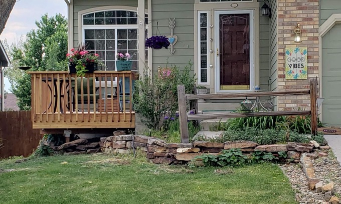 Colorado Springs Apartment | Garden Studio Retreat with non - modern relaxing & Private Entrance - Quaint