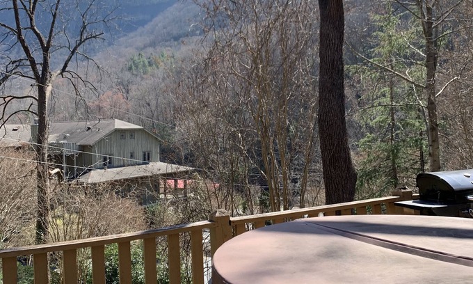 Chimney Rock Ski Chalet | Garden View Chalet Beautiful View - Hot Tub on Deck - Great for Family