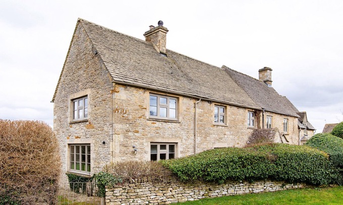 Bourton Cottage | GARDENERS COTTAGE, pet friendly in Milton-Under-Wychwood