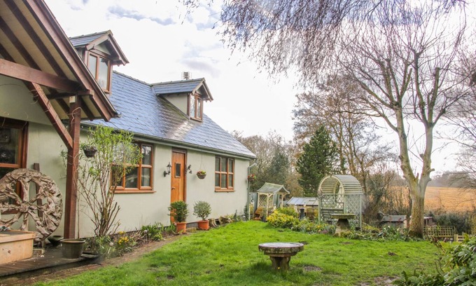 Nantwich Cottage | GARDENERS COTTAGE, pet friendly, with a garden in Woore