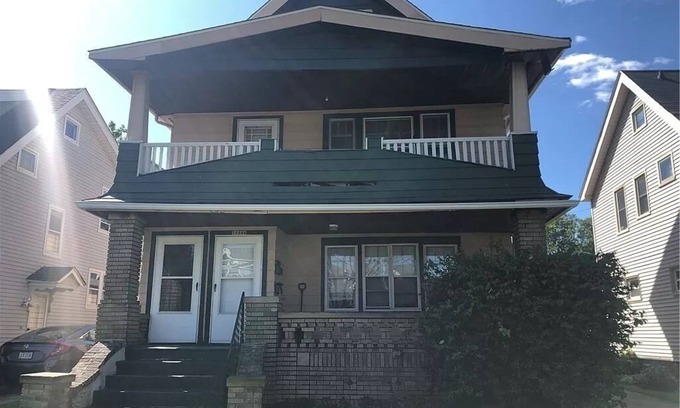 Garfield Heights House | Garfield heights/Pet friendly/lots of things to do