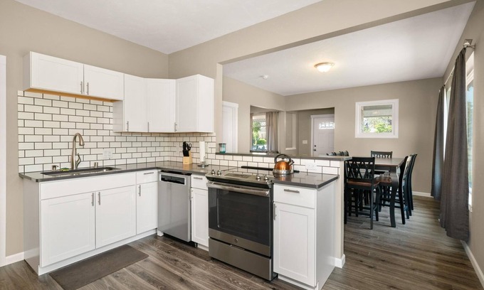 Northtown House | Garland District Modern House - 7 min to Downtown!