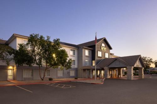 Surprise Original Townsite Hotel | Garner Hotel Phoenix Northwest - Surprise by IHG