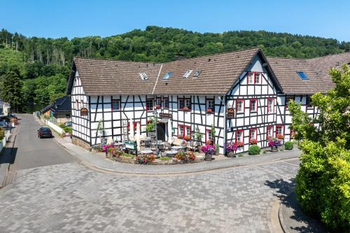Einruhr Hotel | Garni Hotel im Fachwerkhof