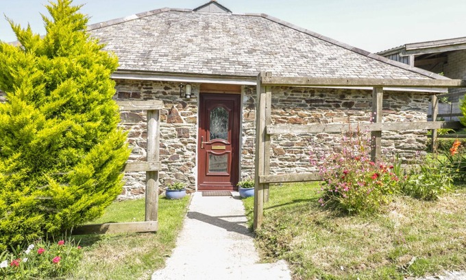 Truro Cottage | GARRAS BARN, family friendly, with a garden in Truro