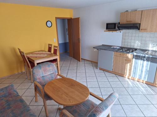 Mulben Apartment | Gasthaus-Pension-Ferienwohnung Zum Engel
