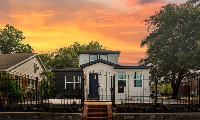 South Central Houston House | Gated 5BR Duplex Med Center Downtown NRG
