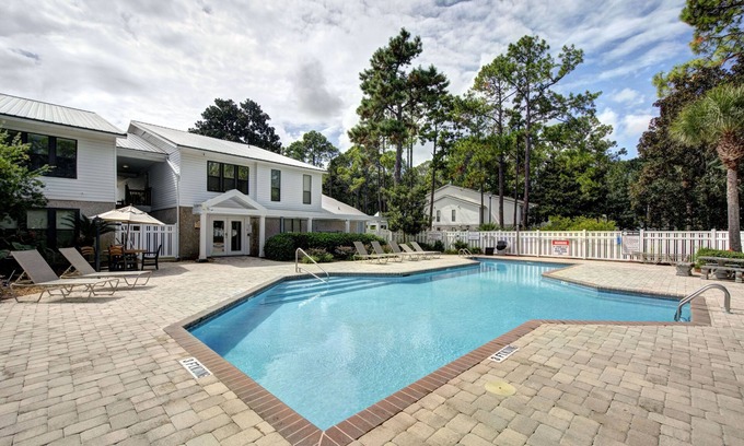 Saint Simons Island Condo | Gated Condo with Pool Walk to Nightlife St. Simons Island