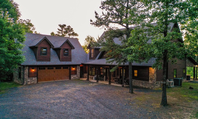 Smithville Cabin | Gated Hilltop Luxury Lodge on 100 acres - Relax and Enjoy AMAZING VIEWS