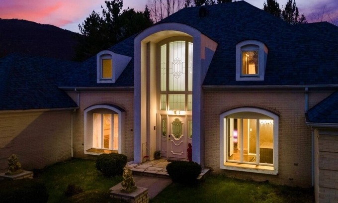 Andover House | Gated Mansion: Basketball Court, Movie Theater, Views, & free vineyard tours !