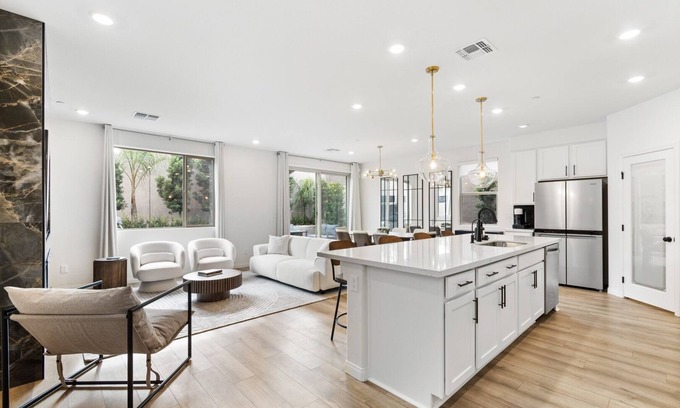Las Vegas House | Gated,new 5bed home in Vegas Summerlin (Red Rock Casino area),w/Hot Tub,BBQ,etc