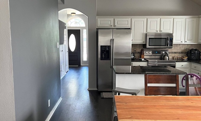 North San Antonio - SAT House | Gated, Safe - Centrally located, fenced back yard