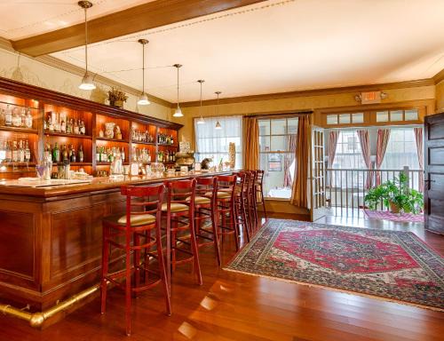 Lenox Bed & Breakfast | Gateways Inn