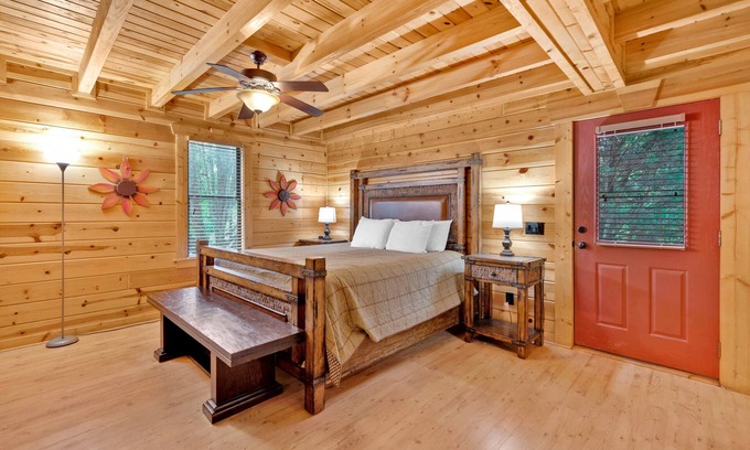 White Oak Lodge Cabin | Gatlinburg Getaway! 3 BDR Log Cabin in White Oak Resort – Minutes to Park & City