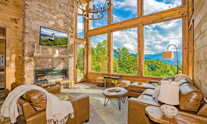 Gatlinburg - Pigeon Forge Cabin | GatMtnRomance: Views, Secluded, Honeymoon, Outdoor Fireplace, Hot Tub, Wifi