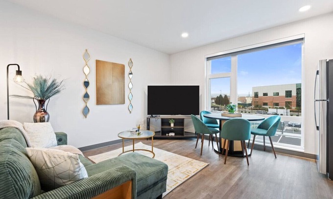 East Central Apartment | Gatsby Glam: King bed Retreat