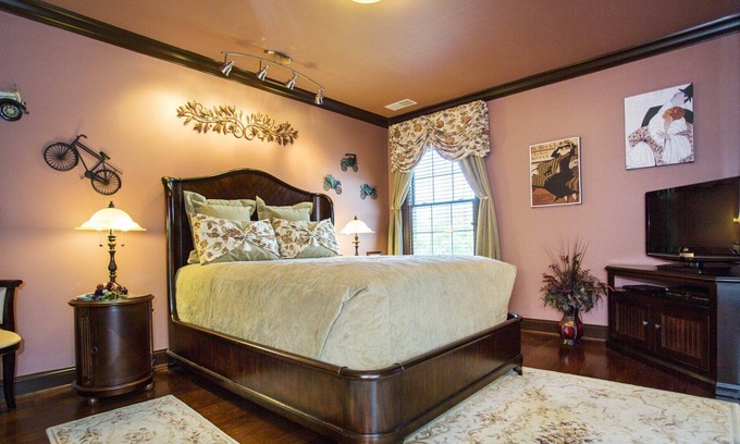 La Grange Bed & Breakfast | Gatsby Queen Luxury Suite with view of horse paddocks