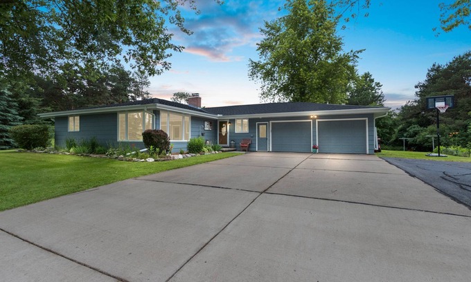Ledgeview House | GB Packer game or Summer Retreat: Entertain or Relax in privacy and comfort