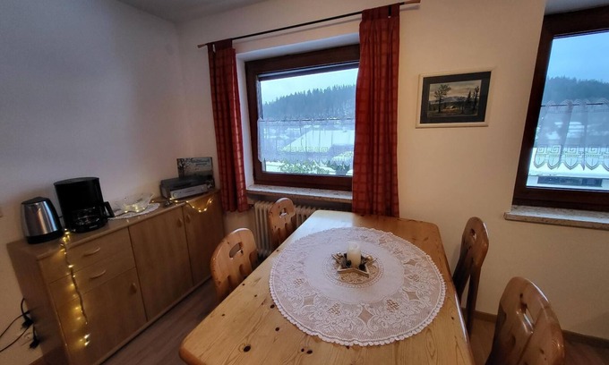 Bayerisch Eisenstein Apartment | Gemütliche Ferienwohnung mit Garten und Kamin