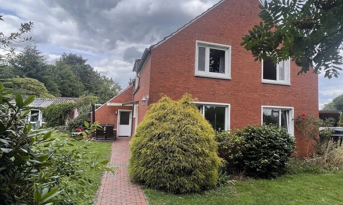 Detern Apartment | Gemütliche Ferienwohnung mit Gartenblick in Ruhiger Lage