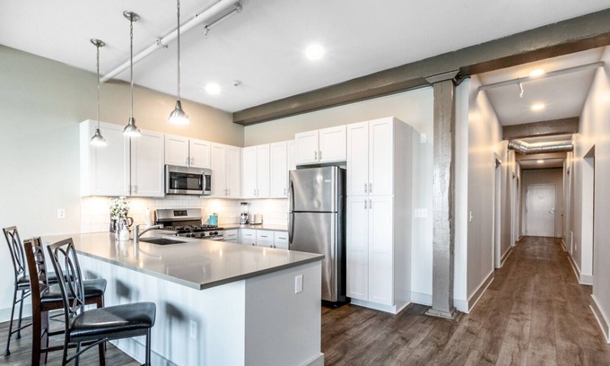 Front Park Apartment | Generous 3 bedroom Contemporary Condo with free parking