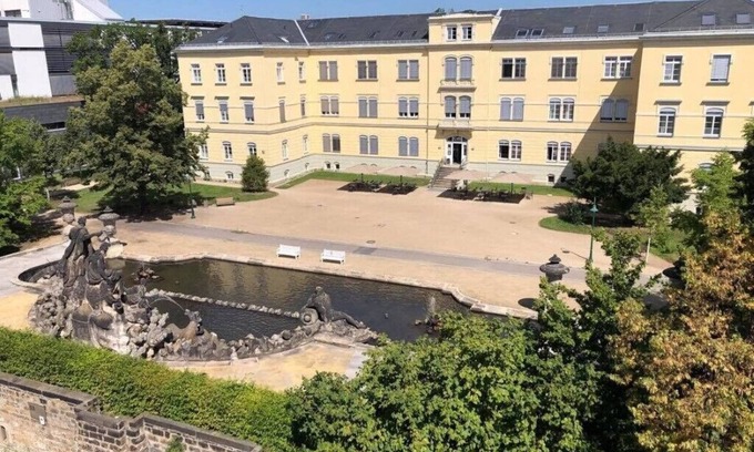 Friedrichstadt Condo | Geräumige Wohnung in Park- und Elbe Nähe. Voll Ausgestattete Küche mit Balkon