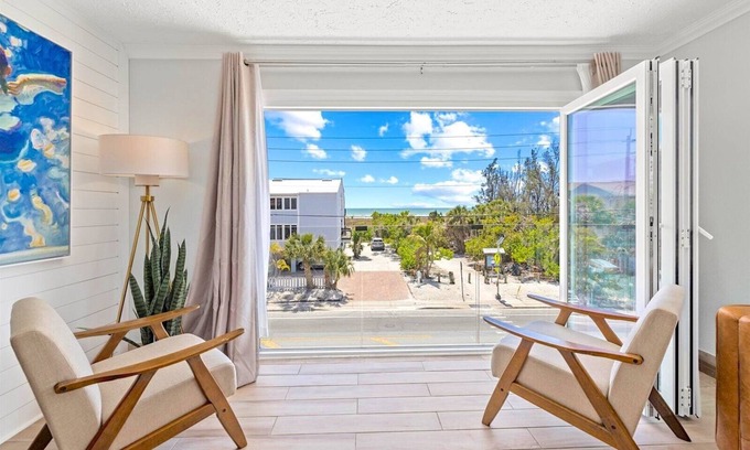 Siesta Key Apartment | Gertrude's Siesta | Oceanview Penthouse, 12-steps Beach Path, 4-min trolley to Village!