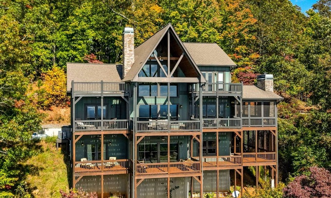 Mineral Bluff Cabin | GET A NEW ALTITUDE located at the highest peak of Stuart Mountain