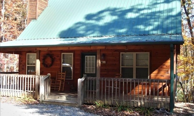 Blairsville Cabin | Get Away from it All in This Immaculate Cabin in the Woods