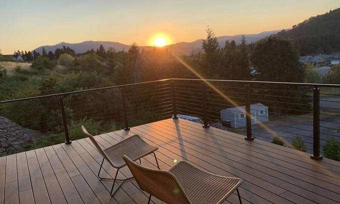 White Salmon House | Get Away to White Salmon; Hot Tub, Pickle-Ball, Basketball, Fitness Room & More!