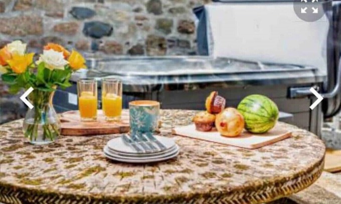 Lanhydrock Cottage | Get Cosy in this Beautiful Dog-Friendly Cottage with Log Burner & Hot Tub
