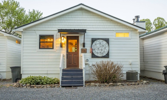Hiawassee Cabin | Get cozy lakeside in a chic chalet with mountain views