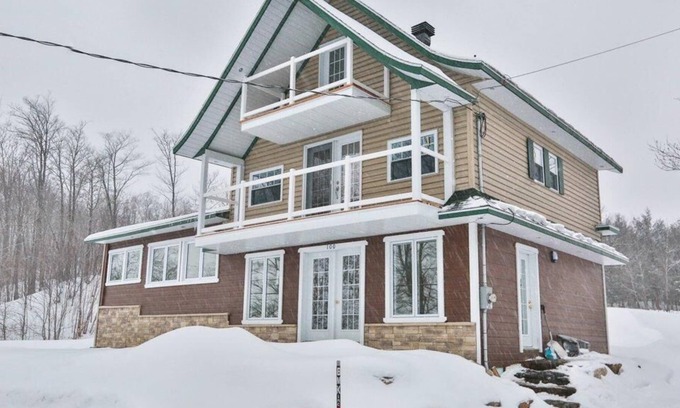 Mauricie Ski Chalet | Get lost in Grandes-Piles Cozy modern chalet View on St-Maurice River