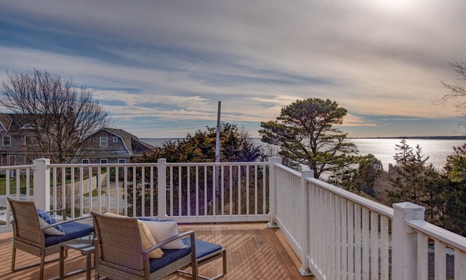 Shinnecock Hills House | Get out of the city, kick back and relax in Southampton!