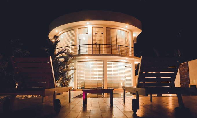 Melsiripura Villa | Get the celebrity treatment with world-class service at Silverline Luxury Villa