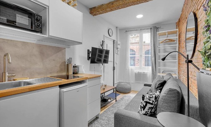 Carmes Apartment | Getaway For 2 Beautiful Studio Near The Garonne