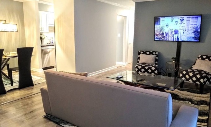 Southwest Raleigh House | Getaway in Central Raleigh