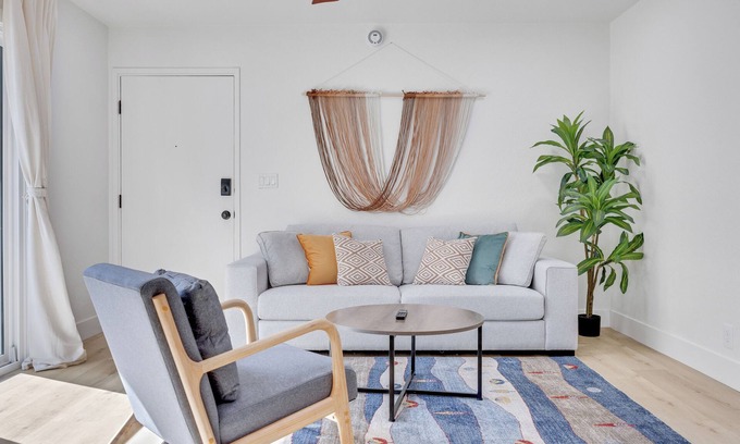 Eastside House | Getaway in Long Beach, 5 minutes to Beach & Fun!