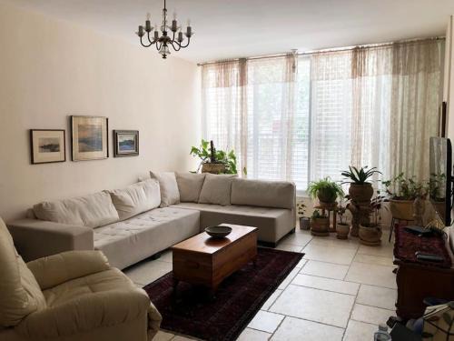 Kerem HaTeimanim Apartment | Geula Next To The Beach 2 Bedroom - By Vacay