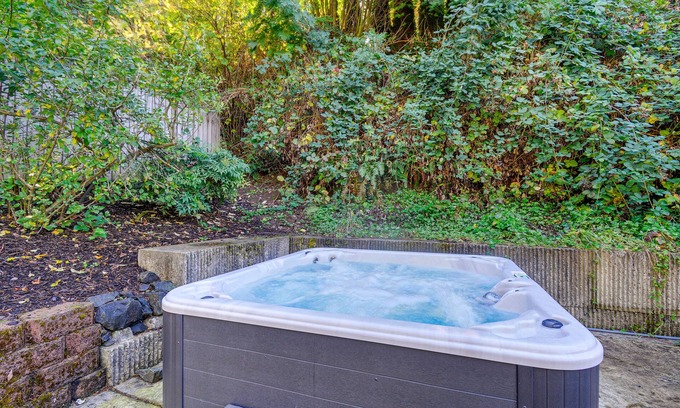 Artondale House | Gig Harbor Vacation Rental w/Private Hot Tub!
