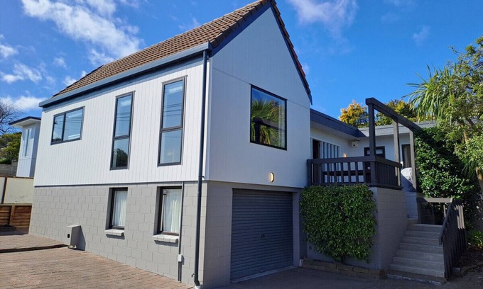 Taupo House | Gillies Charm - Wi-Fi & linen included