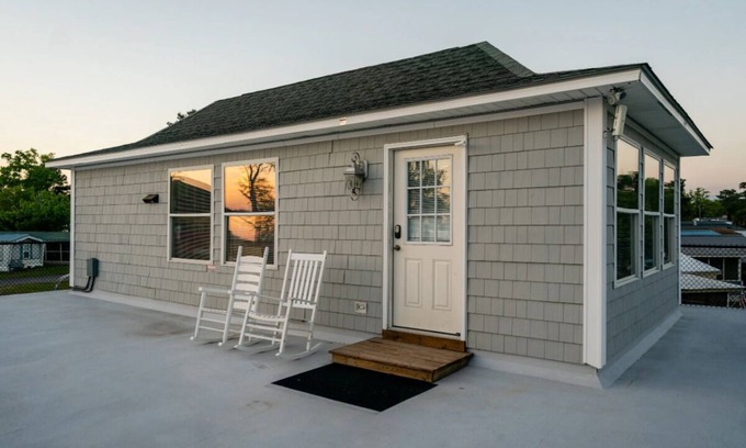White Lake Cottage | GilligansIslandResort.com White Lake Waterfront Cottage Pier w/boat access pool