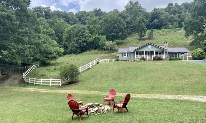 Sugar Grove Cabin | Gingerbread: Hot Tub + Access to Farm Amenities Petting Zoo
