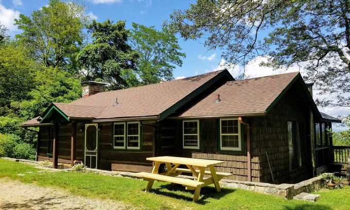 Newland Cabin | Gingercake Acres- Now with A/C! Next to Linville Gorge Wilderness. Dog friendly!