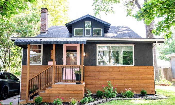 Lee's Summit House | Girls Getaway w/GlamRoom, Sleeps 12, Patio & Fire Pit Walk to Shop, Dink & Dine