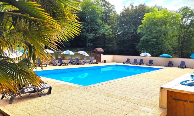 Sarlat-la-Caneda House | Gîte for 5 to 7 people, shared heated swimming pool, wooded grounds, wifi