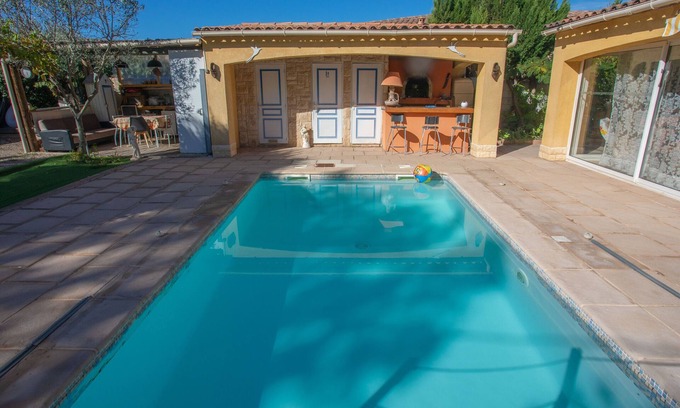 Vidauban House | Gîte Hubert with shared pool, Wi-Fi and air conditioning