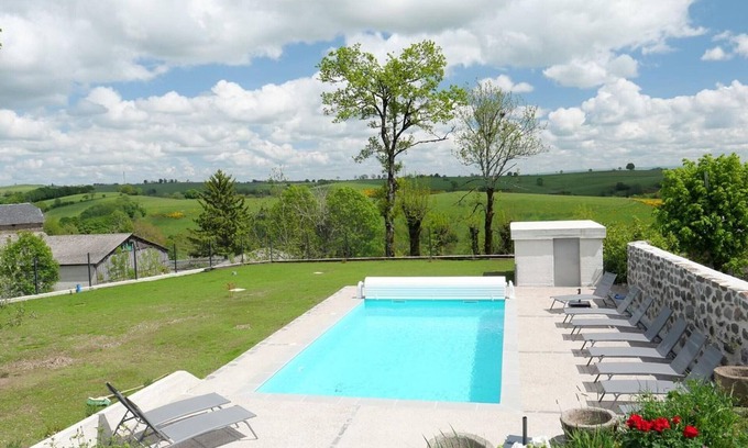 Saint-Etienne-de-Carlat Cottage | Gite Saint-Étienne-de-Carlat, 4 bedrooms, 9 persons