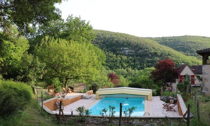 Espagnac-Sainte-Eulalie Cottage | Gite with swimming pool in the Célé valley near Figeac - ideal for families